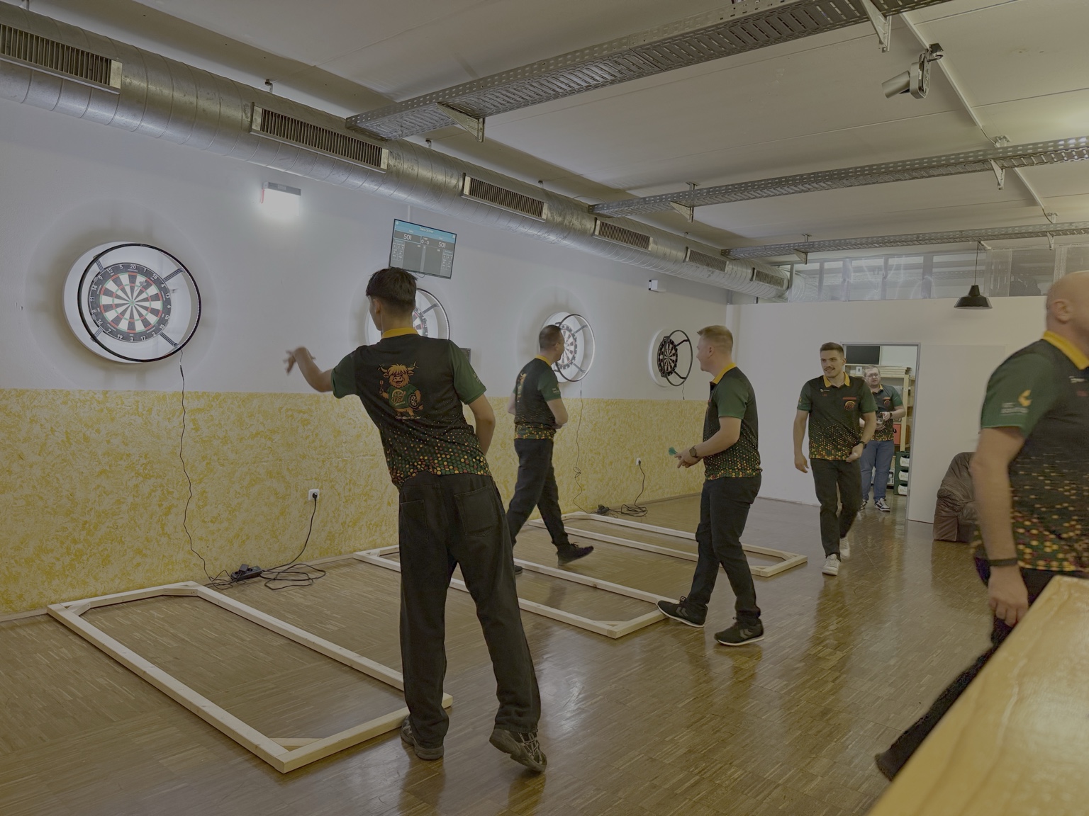 Spieler des DSV Kückhoven beim gemeinsamen Dartspiel