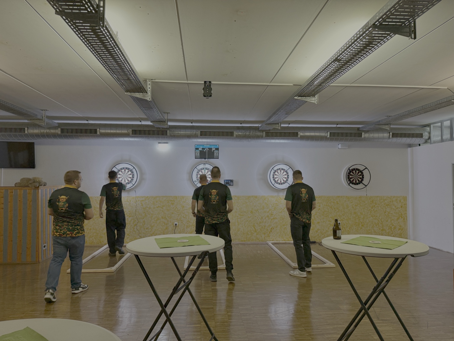 Spieler des DSV Kückhoven an den Dartboards in der eigenen Spielstätte